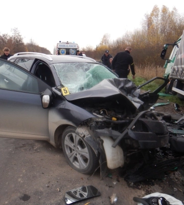 На Львівщині фура зіткнулася з легковиком: водій авто в реанімації, - ФОТО