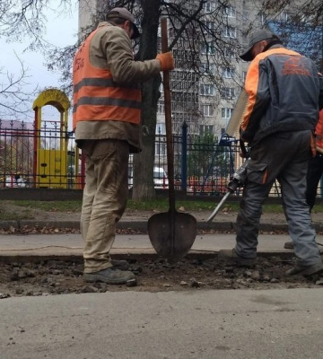 Латають ями: у Луцьку дороги готують до зими