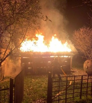 Вчора пізно ввечері у Перечині пожежа охопила дерев’яну надвірну споруду 