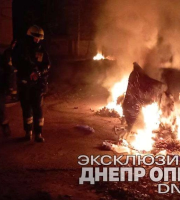 Палало і вибухало: у Дніпрі на Універсальній підпалили сміттєві баки