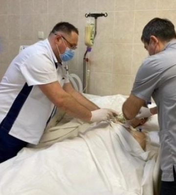 Осколками вирвало стегно, майже стік кров’ю: медики Дніпра врятували життя працівника пошти