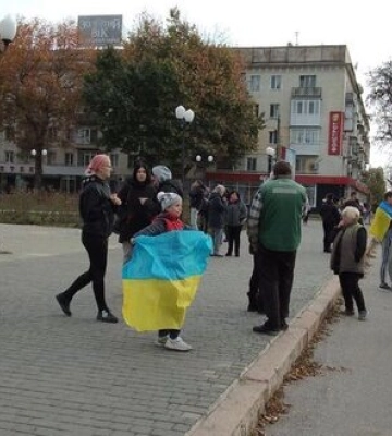 Херсонці з українськими прапорами вже чекають на ЗСУ в центрі міста