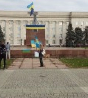 У мережі публікують фото з центру Херсона з людьми з українськими прапорами