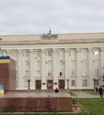 Над зданием Херсонской ОГА подняли украинский флаг