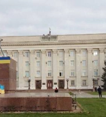 В Херсоне перед зданием горсовета уже появился украинский флаг — фото