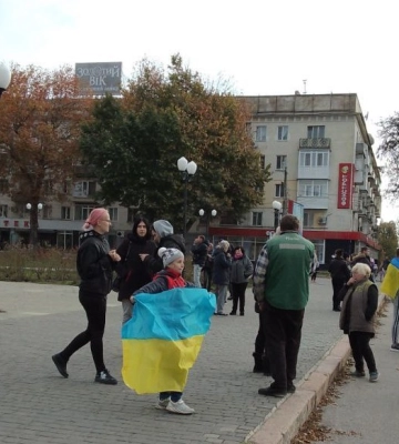 Херсонцы сходятся с флагами Украины встречать ВСУ