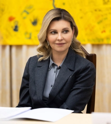 Елена Зеленская продемонстрировала строгий образ на заседании по борьбе с насилием