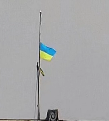 У мережі публікують фото з центру Херсона з людьми з українськими прапорами