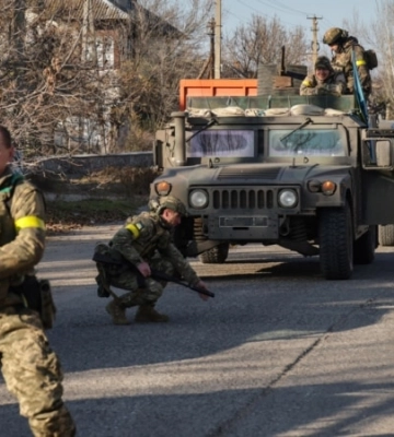 Історична подія: у центрі Херсона підняли український прапор (фото, відео)