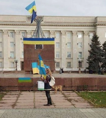 У центрі Херсона підняли український прапор. Відео