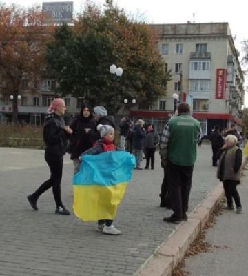 Херсонці виходять на вулиці з українськими прапорами – соцмережі