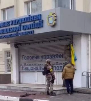Украинский флаг вывесили над зданием Нацполиции в Херсоне