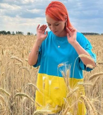 &quot;Я в сльозах&quot;: Світлана Тарабарова показала українські прапори у рідному Херсоні