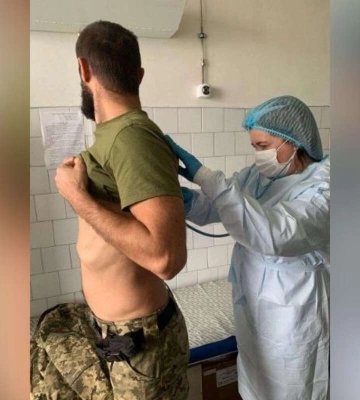 В больнице Днепра спасли заболевшего COVID-19 военного с пораженными легкими на 80%