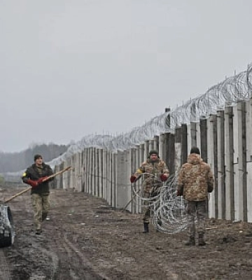 Украина строит стену на границе с Беларусью