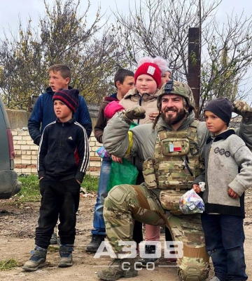 Діти зустрічають військових на Херсонщині, прибираючи рашистську символіку