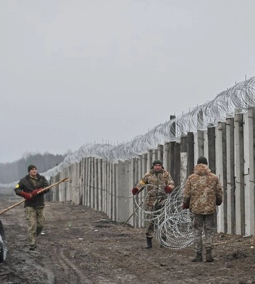 &quot;Ров, насыпь, железобетонный забор с колючей проволокой&quot;: Украина строит стену на границе с Беларусью