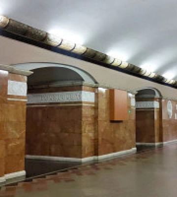 На станції метро Університет бюсти російських діячів закрили боксами