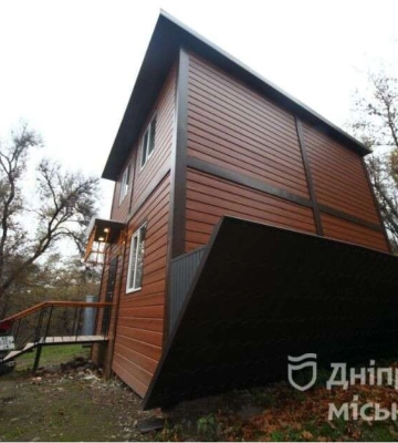 В Дніпрі у парку Зелений гай з’явився Будинок догори дриґом: як він виглядає (Фото)