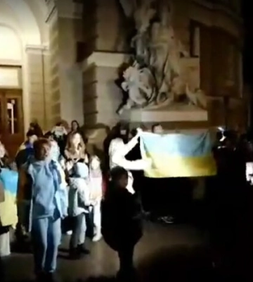 Херсонці зібралися у центрі Одеси та святкують звільнення рідного міста (відео)
