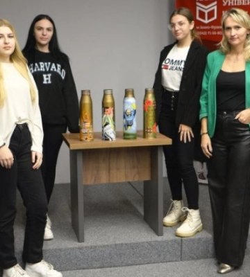 У Франківську студенти продали з аукціону розмальовані гільзи і зібрали ₴50 тисяч для ЗСУ