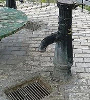 Водопостачання почало повертатися на правий берег Києва, але кілька районів лишилися на пониженому тиску