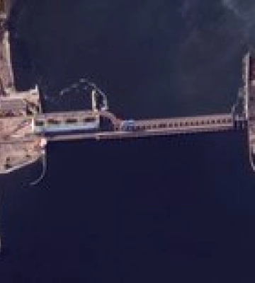 Оккупанты взорвали несколько пролетов моста к плотине Каховской ГЭС – спутниковые снимки