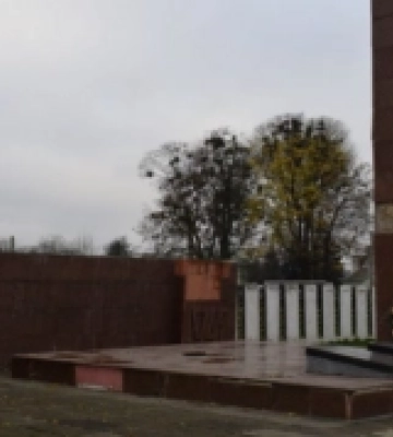 У Здолбунові вирішили демонтувати  обеліск у центральному сквері міста