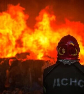 ДСНС у Харківській області: внаслідок ворожого обстрілу горіли приміщення майстерні та адміністративної будівлі