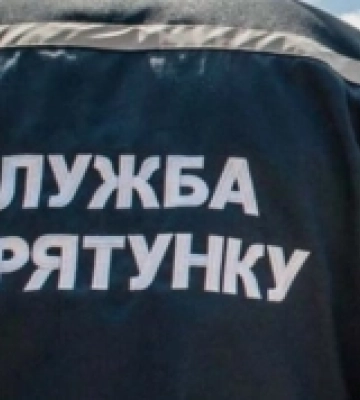 Зачинились двері: у Луцьку рятувальники визволяли жінку з балкону на третьому поверсі