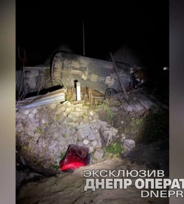 У Дніпрі на Грінченка Mazda влетіла в паркан і перекинулася: відео з місця ДТП
