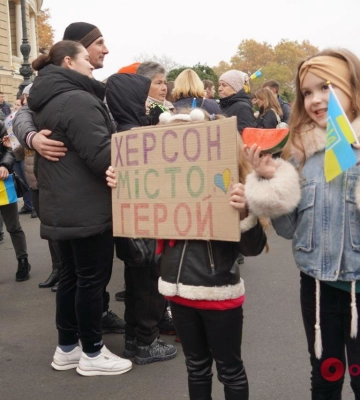 С песнями, слезами и свадьбой: в Одессе херсонцы празднуют освобождение родного города от российских оккупантов (фото, видео)