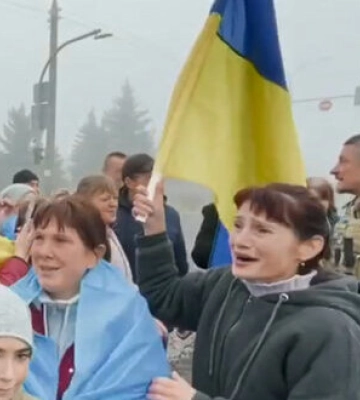 Плакали та дякували за визволення: На околицях Херсону місцеві радіють деокупації міста. ВIДЕО