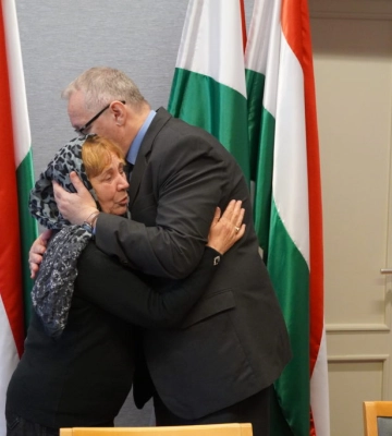 У консульстві Угорщини надали допомогу рідним загиблих на війні закарпатців (ФОТО)