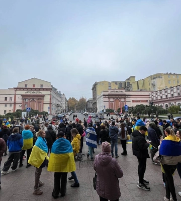 В центрі Одеси зібралися херсонці, аби відсвяткувати звільнення міста. ФОТО