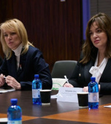 У Києві “Слуги народу” та забудовники готують “реконструкцію” застарілого житла