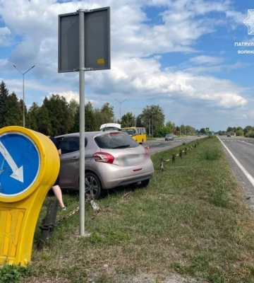 На Волині п’яна підприємиця на «Пежо» в’їхала у відбійник, а на суді заявила, що це подруга