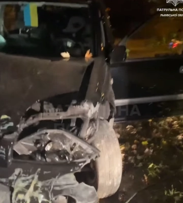 Зніс огорожу школи та в&#039;їхав у дерево: у Львові опівночі Nissan 5 разів порушив ПДР (відео)