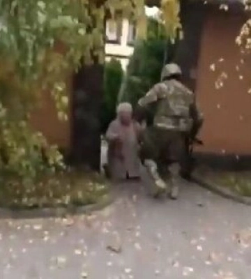 Видео: бабушка на коленях встречала внука, который освобождал Херсон