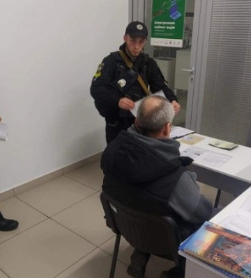 У Дніпрі чоловік приніс до сервісного центру МВС фейкову посвідку водія, аби поміняти її на справжню