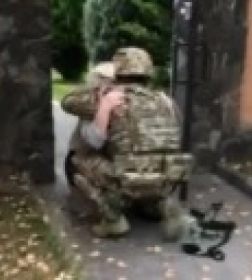 Видео: бабушка на коленях встречала внука, который освобождал Херсон
