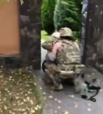 Бабуся в Херсоні на колінах зустрічає свого онука-визволителя. ВIДЕО