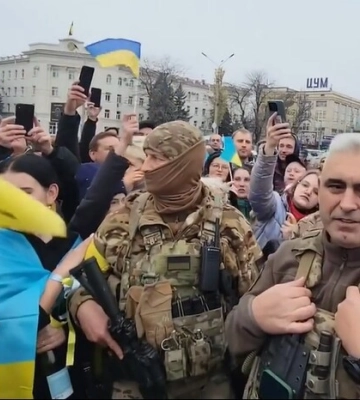 Херсонці оваціями зустріли командувача об’єднання «Південь» (відео)