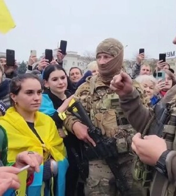 Командувач ОК &quot;Південь&quot; генерал Ковальчук прибув у визволений Херсон, містяни влаштували йому овацію. ВIДЕО