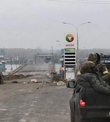 Історичні дні: Притула показав фото бійців тероборони біля Антонівського моста