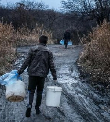 В Лисичанске россияне раздают по 20 литров питьевой воды на человека раз в неделю
