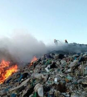 Полтавські рятувальники загасили пожежу на міському сміттєзвалищі