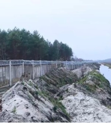 Залізобетонний паркан із колючим дротом: на Волині зводять стіну на кордоні з Білоруссю. ВIДЕО