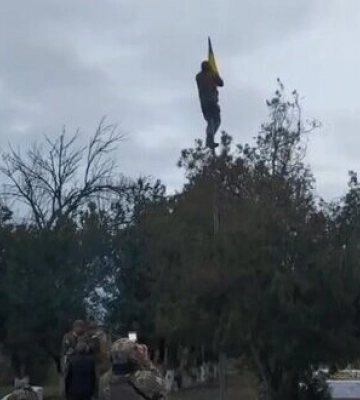 Морпехи подняли украинский флаг в селе Львово Херсонской области. ВИДЕО