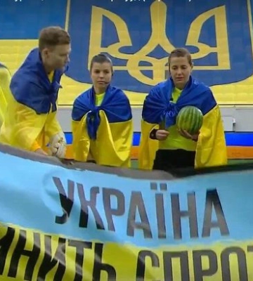 Катерина Монзуль вийшла на поєдинок Шахтар – Зоря із кавуном замість м’яча